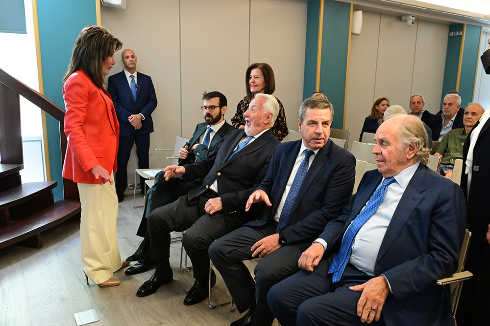 «Η μπαλάντα των Ολυμπιακών Αγώνων»: Πλήθος πολιτικών στην παρουσίαση του βιβλίου από Βενιζέλο, Αγγελοπούλου