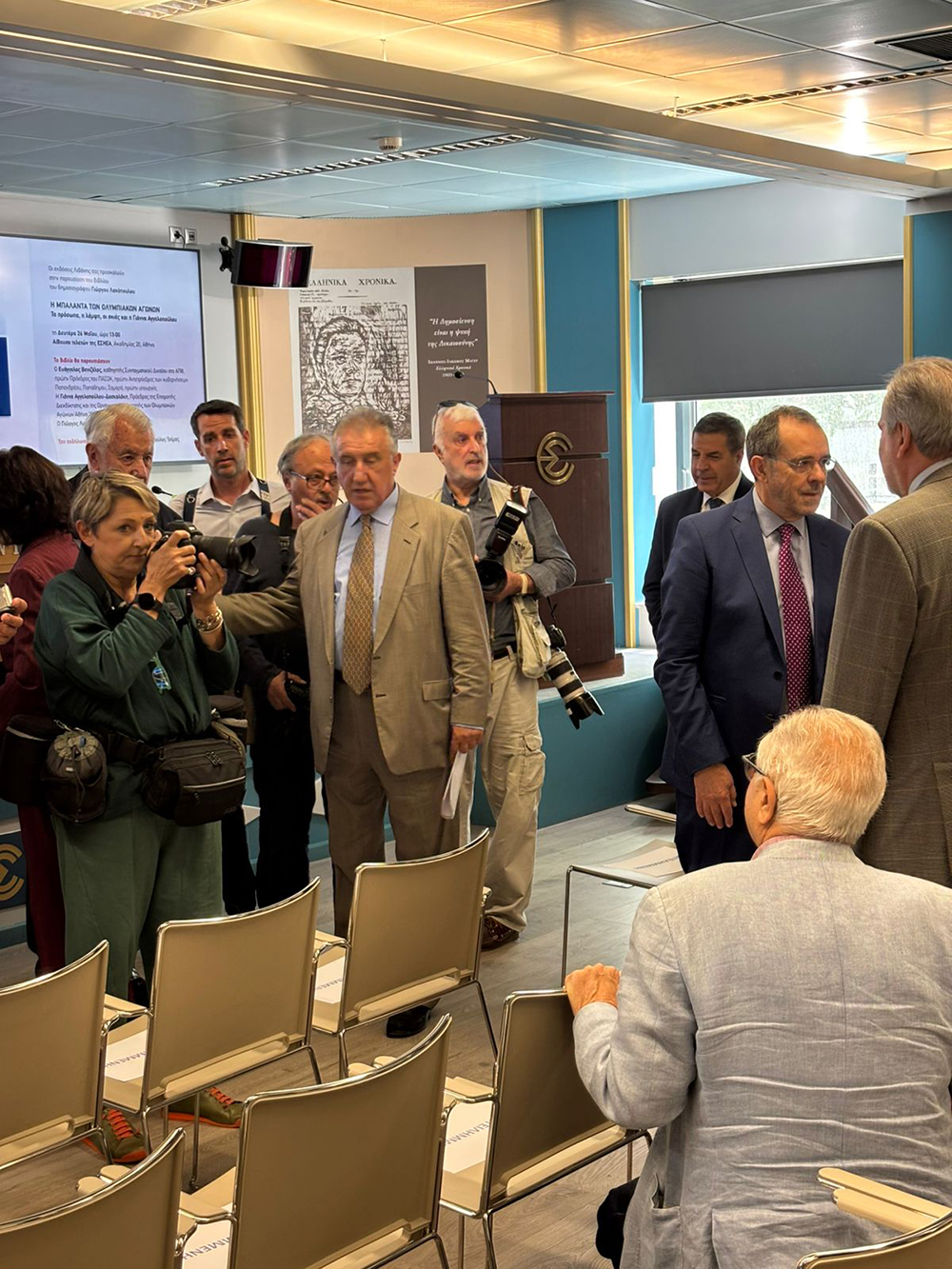 «Η μπαλάντα των Ολυμπιακών Αγώνων»: Πλήθος πολιτικών στην παρουσίαση του βιβλίου από Βενιζέλο, Αγγελοπούλου