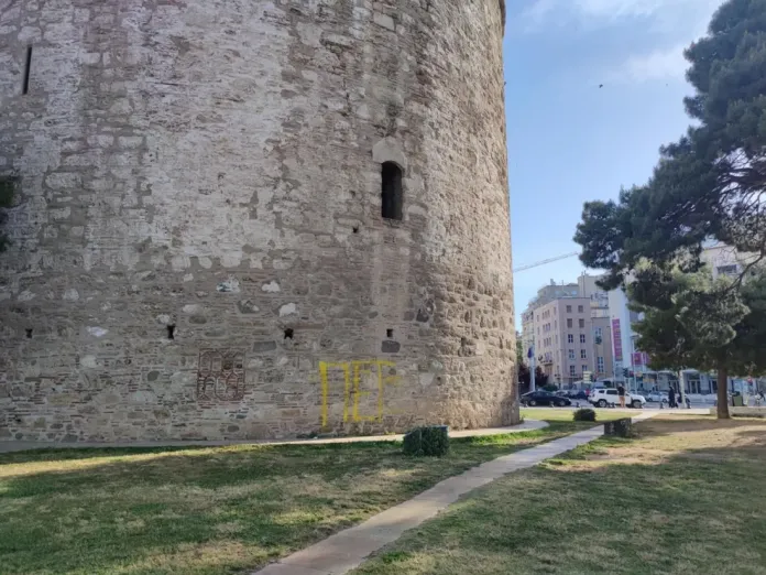 Βανδάλισαν με κίτρινο σπρέι τον Λευκό Πύργο