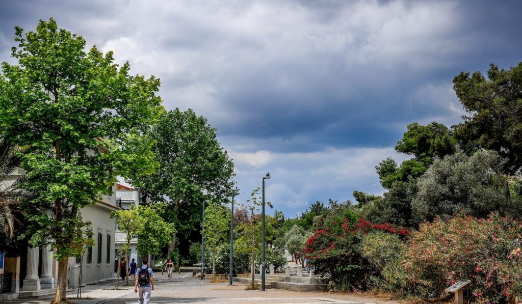 Καιρός: Πέφτει η θερμοκρασία σε όλη τη χώρα - Πού αναμένονται βροχές και καταιγίδες