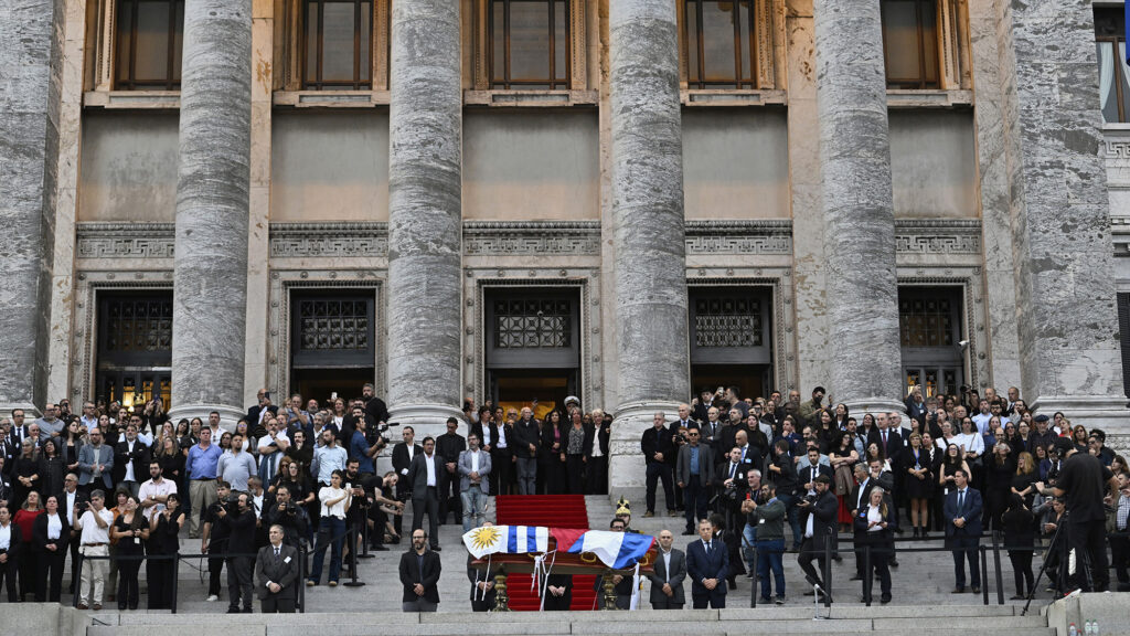 Ουρουγουάη: Με τραγούδια το «τελευταίο αντίο» στον «Πέπε» Μουχίκα – 100.000 κόσμος στην αγρύπνια