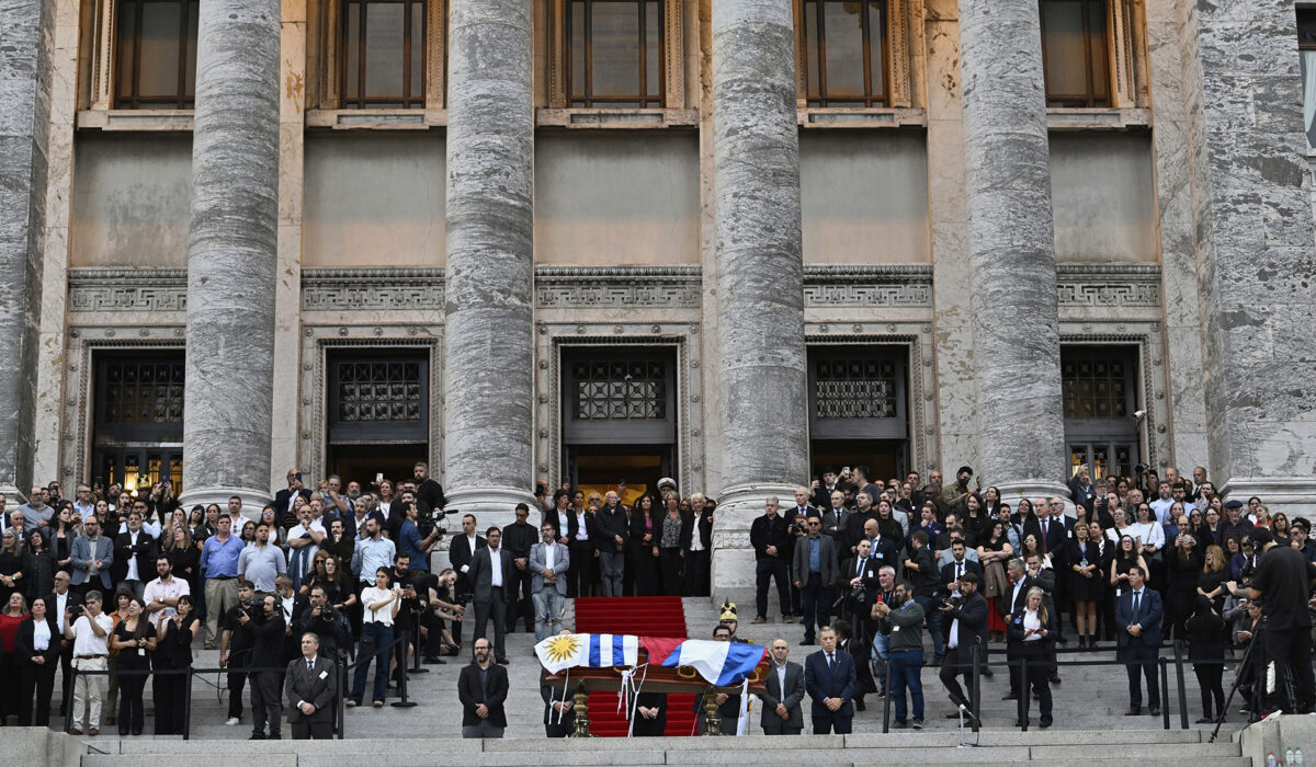 Ουρουγουάη: Με τραγούδια το «τελευταίο αντίο» στον «Πέπε» Μουχίκα – 100.000 κόσμος στην αγρύπνια