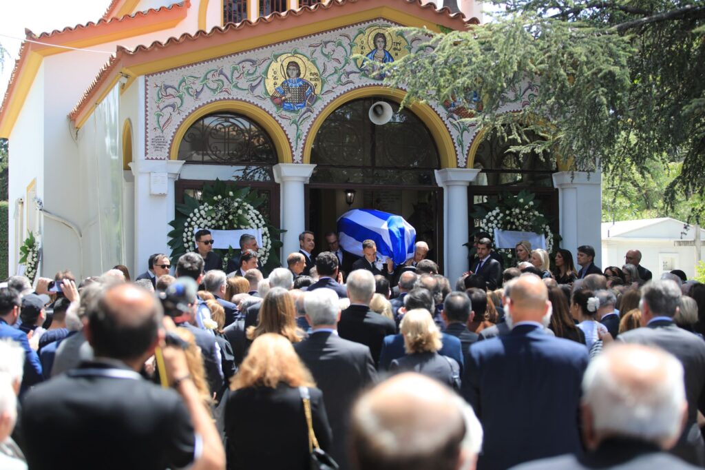 Συγκίνηση στο τελευταίο «αντίο» στον Πέτρο Μολυβιάτη: Τυλιγμένη με την ελληνική σημαία η σορός του