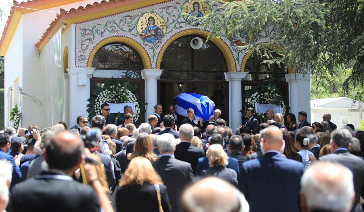 Συγκίνηση στο τελευταίο «αντίο» στον Πέτρο Μολυβιάτη: Τυλιγμένη με την ελληνική σημαία η σορός του