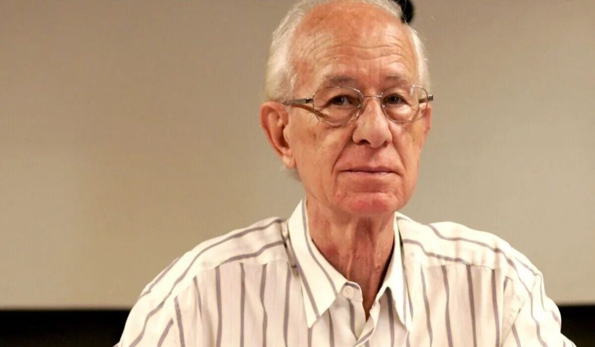 Πέθανε