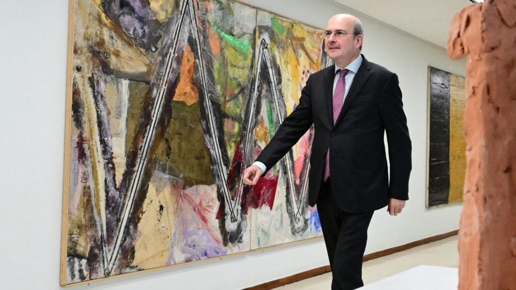 «Παράθυρο» και από Χατζηδάκη για άρση της μονιμότητας στο Δημόσιο