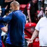 Ο Βαγγέλης Μαρινάκης στον αγωνιστικό χώρο του «Σίτι Γκράουντ» μετά το Νότιγχαμ Φόρεστ - Λέστερ