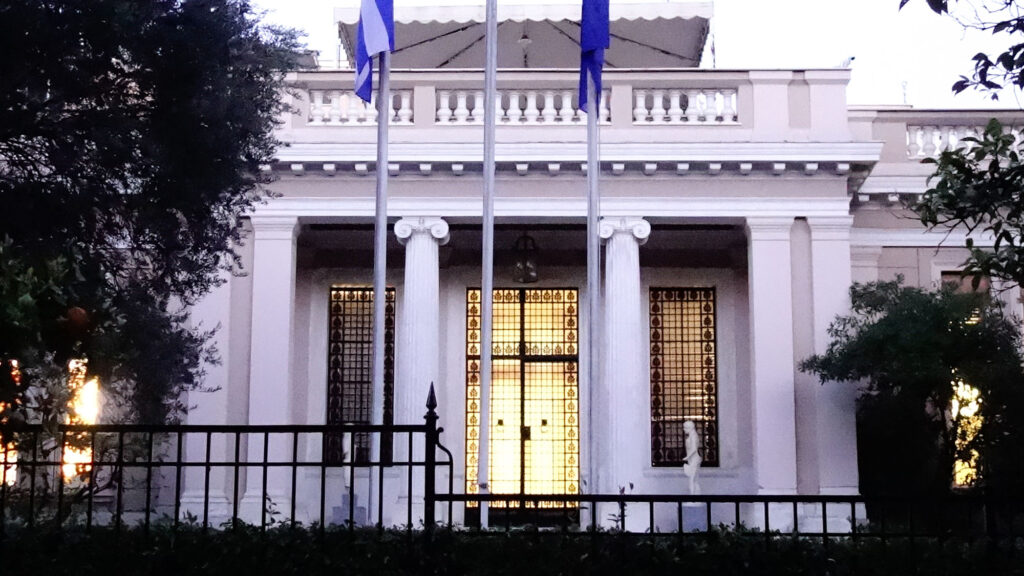 Ο υπουργός (με το ακαταλόγιστο) που έχει πάθει εμμονή με άλλον υπουργό