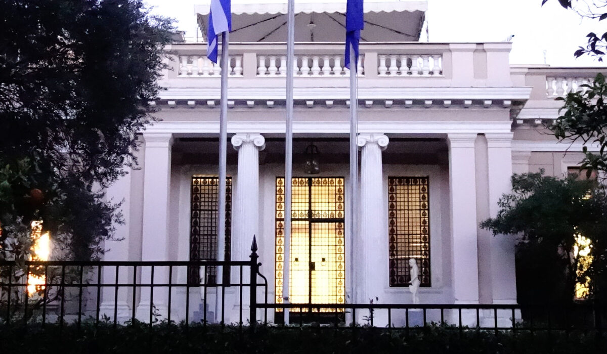 Ο υπουργός (με το ακαταλόγιστο) που έχει πάθει εμμονή με άλλον υπουργό