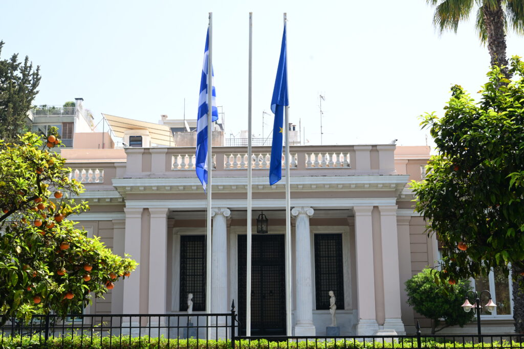 Στο επίκεντρο η ακρίβεια – Τα «καμπανάκια» των δημοσκοπήσεων και οι παρεμβάσεις της κυβέρνησης