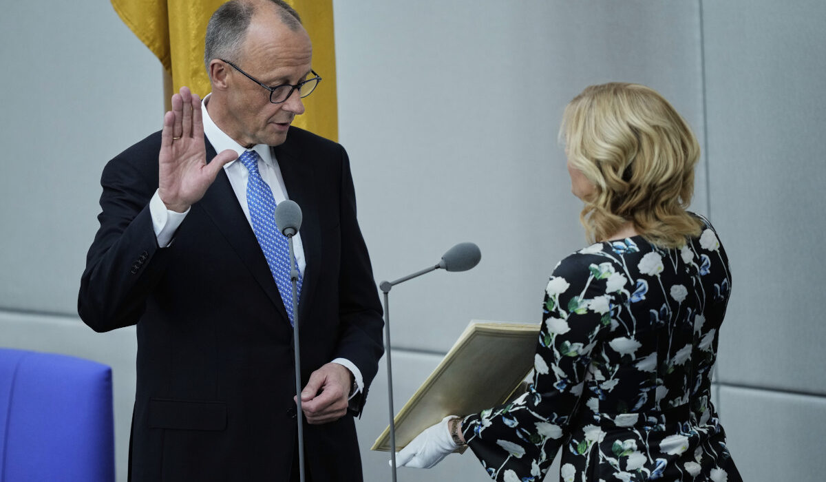 Ο Φρίντριχ Μερτς κατά την ορκωμοσία του ως ο νέος καγκελάριος της Γερμανίας