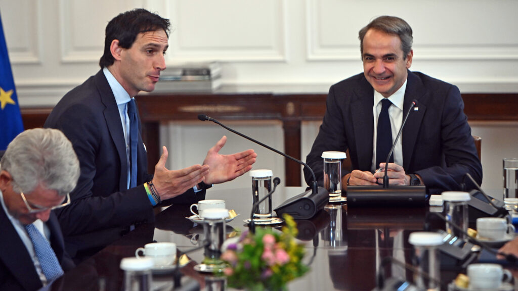 Συνάντηση Μητσοτάκη με τον Ευρωπαίο Επίτροπο για το Κλίμα