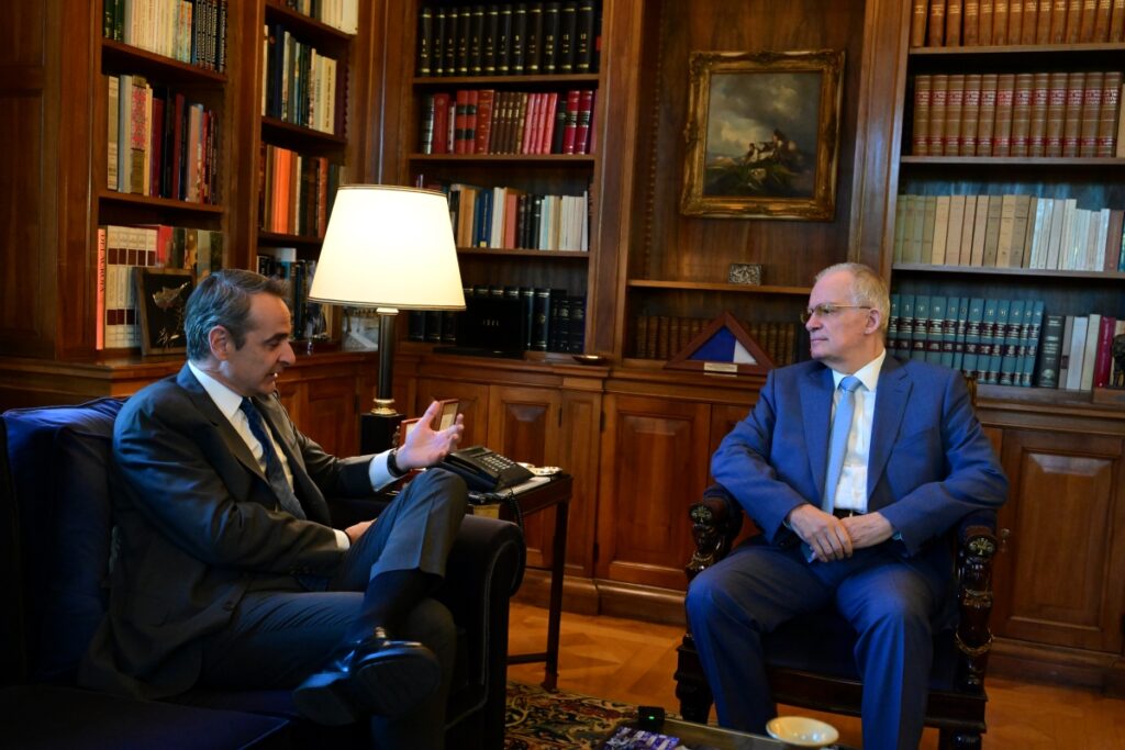 Ο Κυριάκος Μητσοτάκης και ο Κωνσταντίνος Τασούλας κατά τη συνάντηση στο Προεδρικό Μέγαρο.