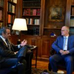 Ο Κυριάκος Μητσοτάκης και ο Κωνσταντίνος Τασούλας κατά τη συνάντηση στο Προεδρικό Μέγαρο.