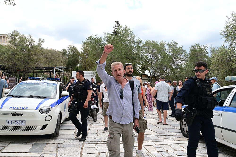 Προσαγωγή 15 μελών της Νεολαίας Νέας Αριστεράς που ύψωσαν παλαιστινιακή σημαία στην Ακρόπολη