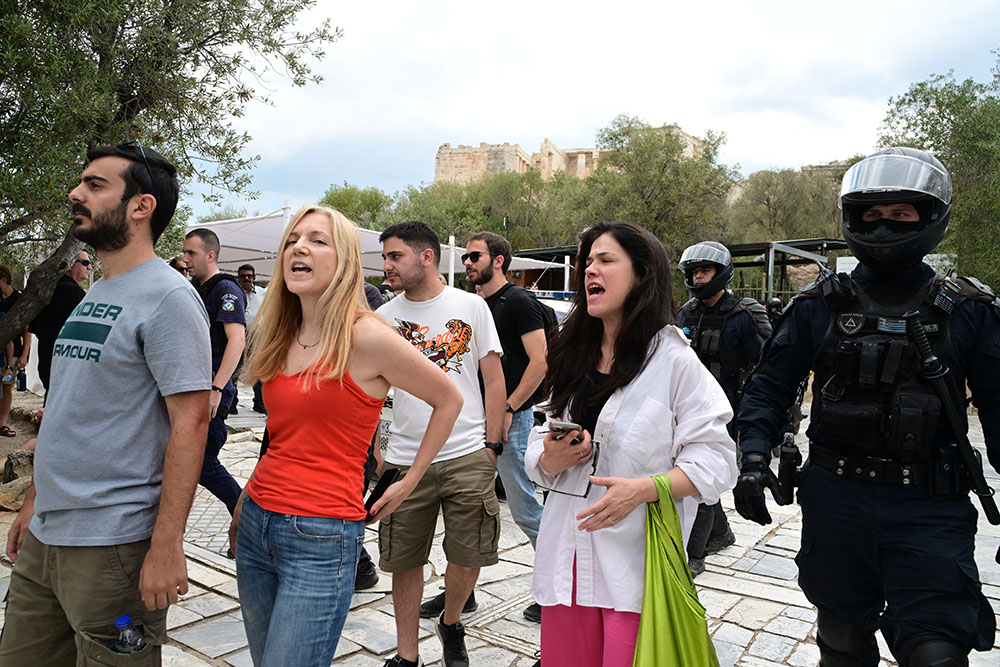 Προσαγωγή 15 μελών της Νεολαίας Νέας Αριστεράς που ύψωσαν παλαιστινιακή σημαία στην Ακρόπολη