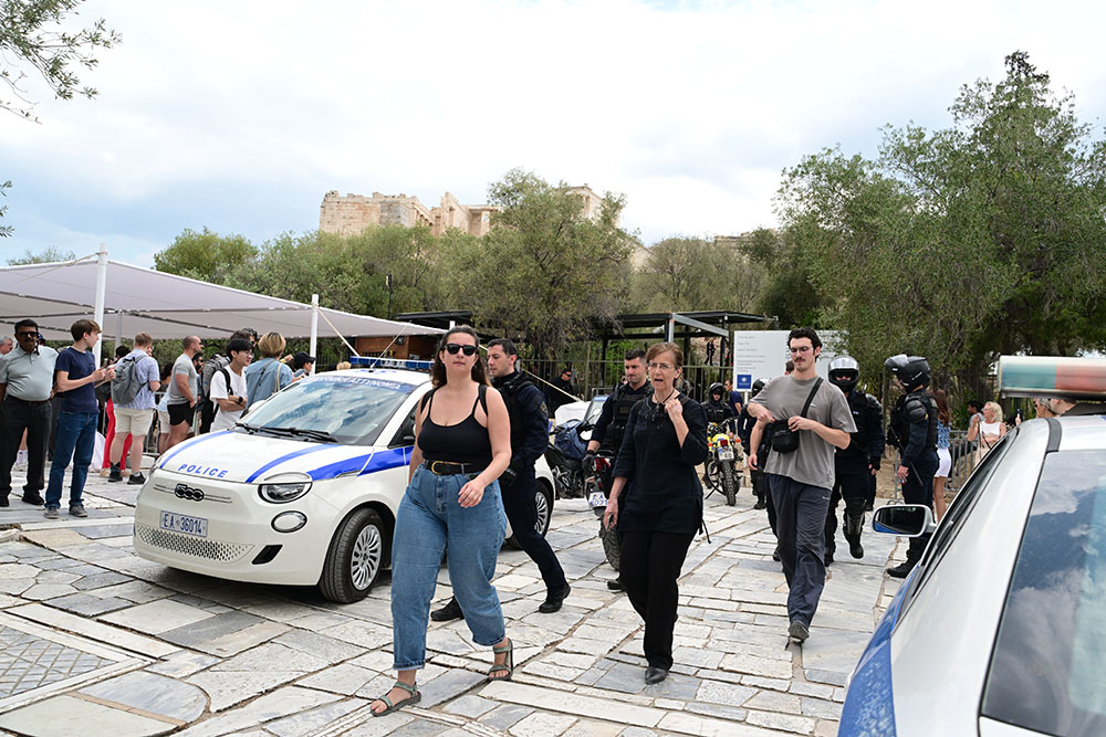Προσαγωγή 15 μελών της Νεολαίας Νέας Αριστεράς που ύψωσαν παλαιστινιακή σημαία στην Ακρόπολη