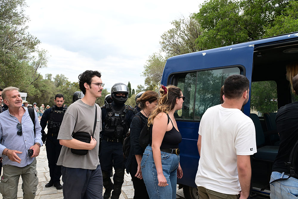 Προσαγωγή 15 μελών της Νεολαίας Νέας Αριστεράς που ύψωσαν παλαιστινιακή σημαία στην Ακρόπολη
