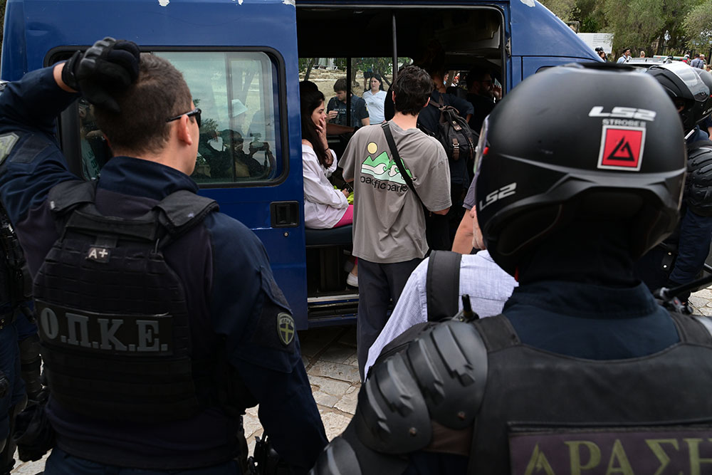 Προσαγωγή 15 μελών της Νεολαίας Νέας Αριστεράς που ύψωσαν παλαιστινιακή σημαία στην Ακρόπολη