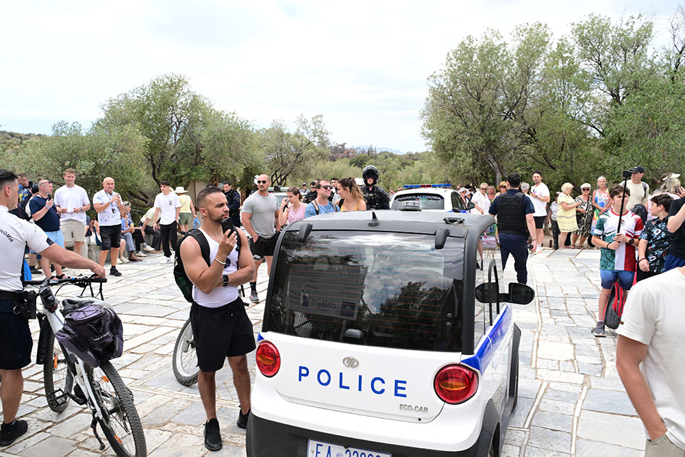 Προσαγωγή 15 μελών της Νεολαίας Νέας Αριστεράς που ύψωσαν παλαιστινιακή σημαία στην Ακρόπολη
