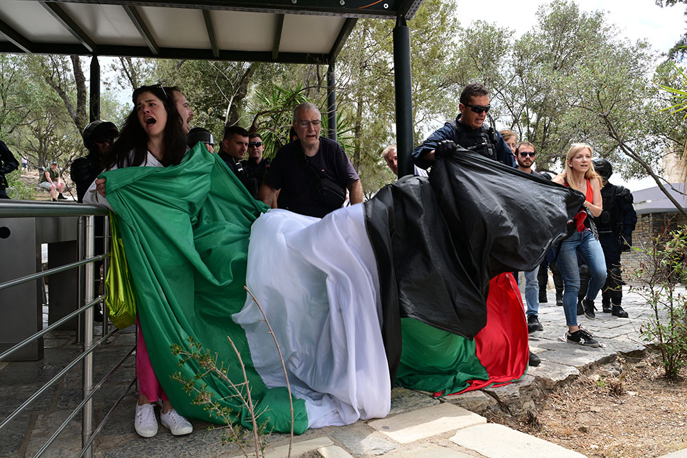 Προσαγωγή 15 μελών της Νεολαίας Νέας Αριστεράς που ύψωσαν παλαιστινιακή σημαία στην Ακρόπολη