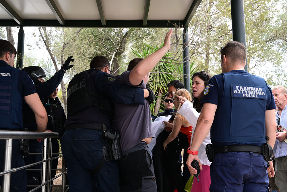 Προσαγωγή 15 μελών της Νεολαίας Νέας Αριστεράς που ύψωσαν παλαιστινιακή σημαία στην Ακρόπολη