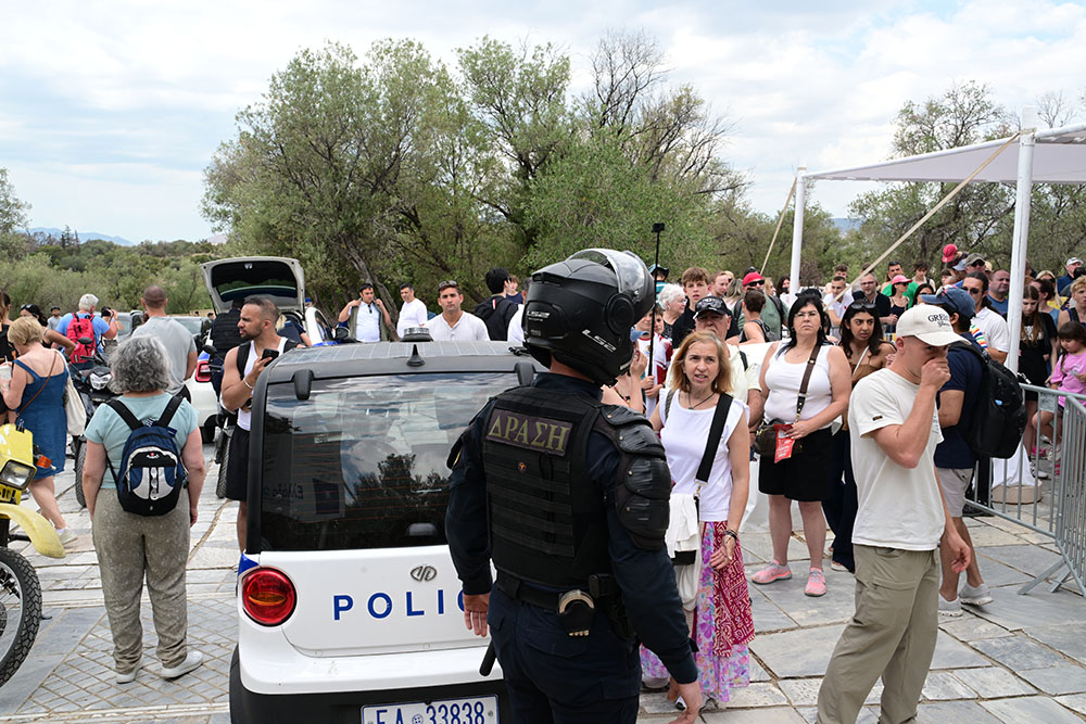 Προσαγωγή 15 μελών της Νεολαίας Νέας Αριστεράς που ύψωσαν παλαιστινιακή σημαία στην Ακρόπολη