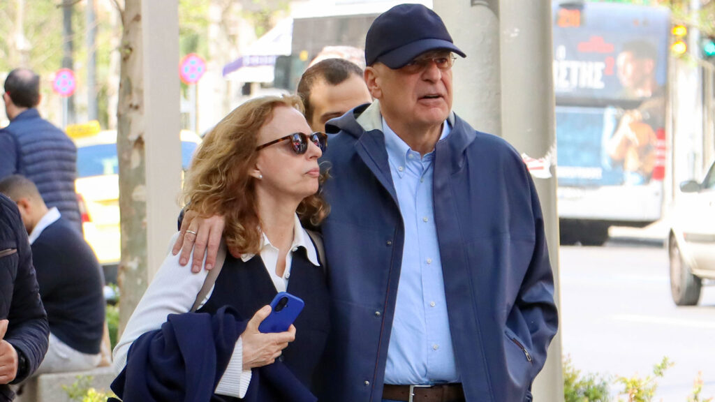 Ο Νίκος Δένδιας σε καφενείο στο Παγκράτι