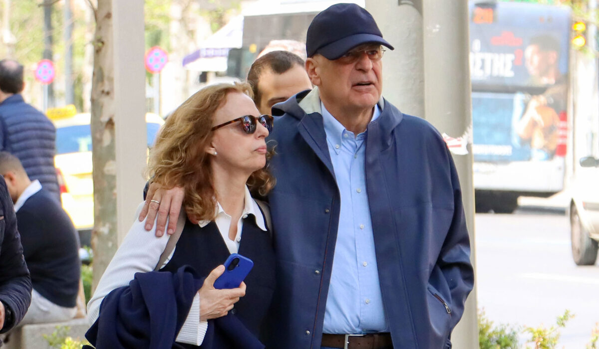 Ο Νίκος Δένδιας σε καφενείο στο Παγκράτι