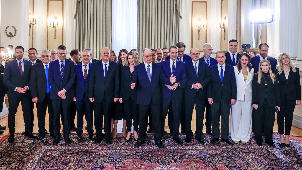 Η λίστα των δώρων στον Πρωθυπουργό και υπουργούς: Από μανικετόκουμπα μέχρι... σπαθιά