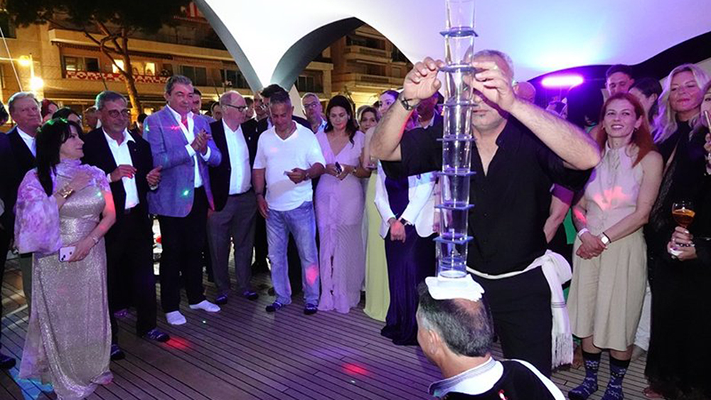 Η Κίμπερλι σε πάρτι Κύπριου επιχειρηματία στο Μονακό – Μαζί με τη Μαριάννα Λάτση (εικόνες)