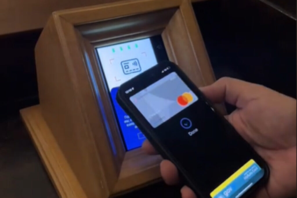 Παγκάρι με POS – Στον Άγιο Διονύσιο στο Κολωνάκι ανάβουν κερί με ανέπαφη συναλλαγή (Βίντεο)