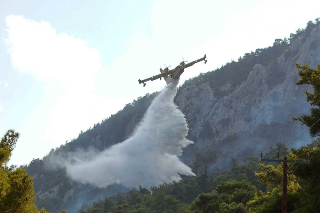 Πυροσβεστικό αεροπλάνο επιχειρεί πάνω από φωτιά