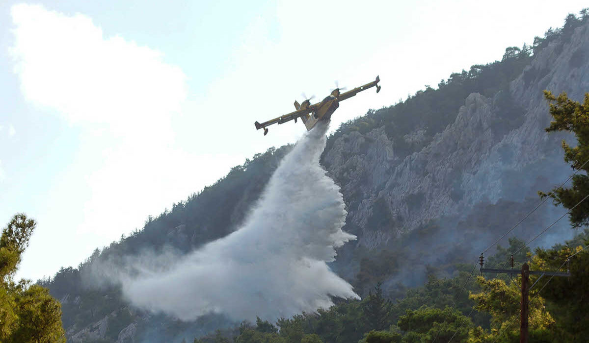 Πυροσβεστικό αεροπλάνο επιχειρεί πάνω από φωτιά