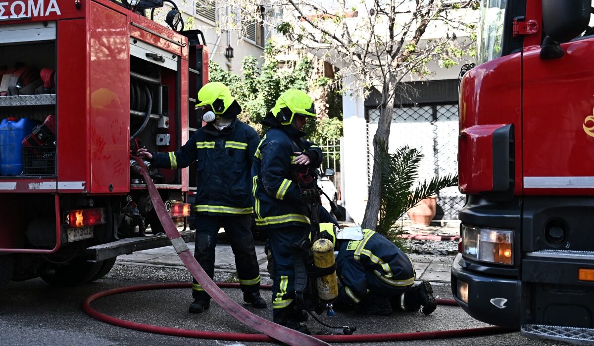Φωτιά τώρα στη Μάνδρα – Καίγεται επιχείρηση με ξύλα