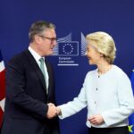 Συμφωνία Ευρωπαϊκής Ένωσης - Βρετανίας: Η πρόεδρος της Κομισιόν Ούρσουλα Φον Ντερ Λάιεν με τον πρωθυπουργό της Βρετανίας Κιρ Στάρμερ.