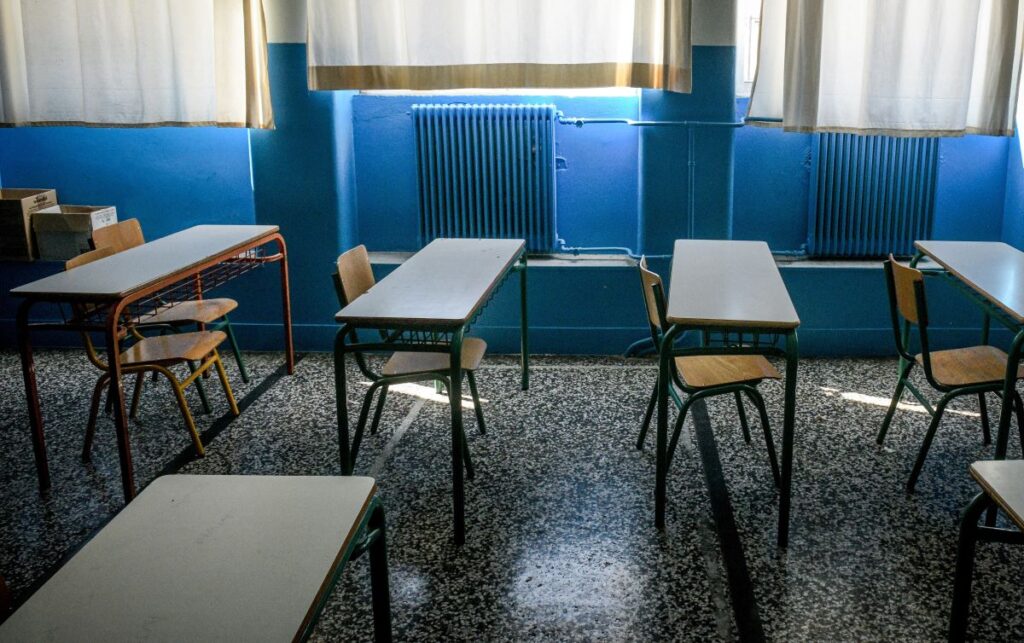 Αχαΐα: Διευθύντρια γυμνασίου έβαζε τους μαθητές να γονατίζουν και να της ζητούν συγγνώμη