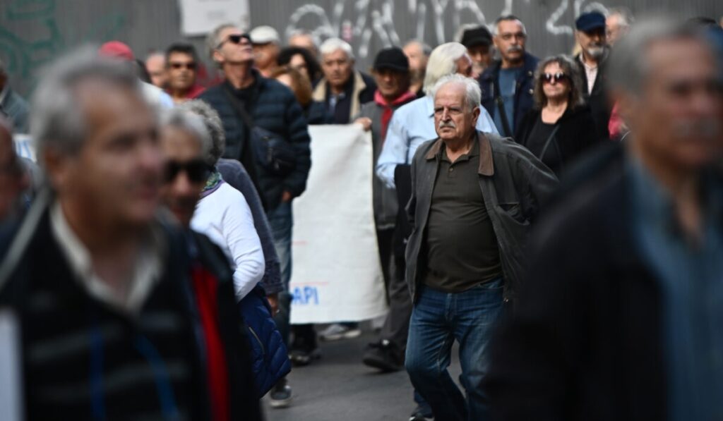 Πάρτι κατασπατάλησης στον «Κουμπαρά» των ασφαλισμένων - Καλύπτει κρατικά δάνεια 3 ετών!
