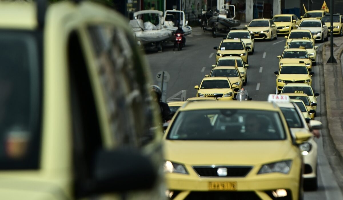 Απεργία ταξί: Ένα κίτρινο «ποτάμι» προς το «Ελ. Βενιζέλος» – Διαμαρτυρία για Uber και φιξ τιμή (Βίντεο)