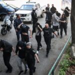 Οι συλληφθέντες μέλη της ακροδεξιάς οργάνωσης στη Θεσσαλονίκη οδηγούνται στον εισαγγελέα.