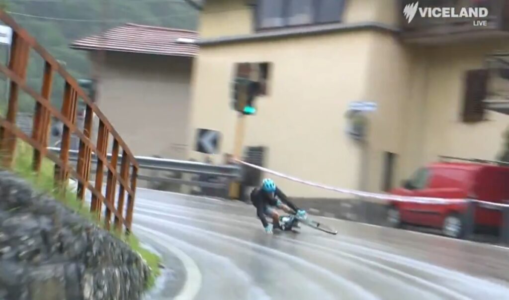 Σοβαρό ατύχημα για ποδηλάτη στον Giro d’Italia: Έπεσε σε ρεματιά 15 μέτρων (βίντεο)
