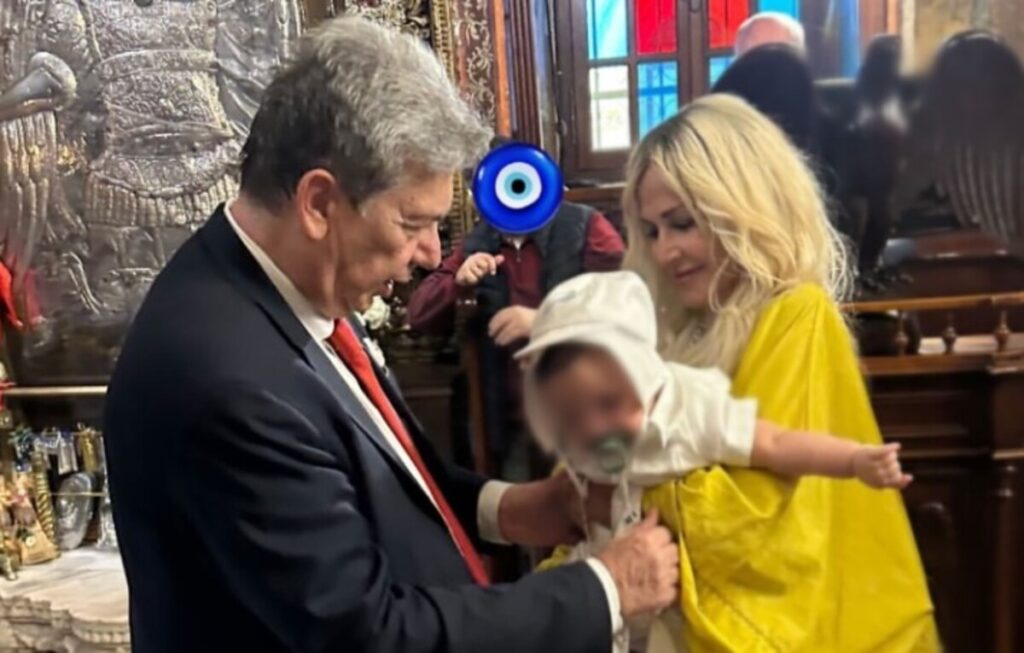 Με νονούς τον Χάρη Παμπούκη και την Άννα Βίσση η βάπτιση του Γιάννη Κούστα Jr. στη Σύμη (Εικόνες)