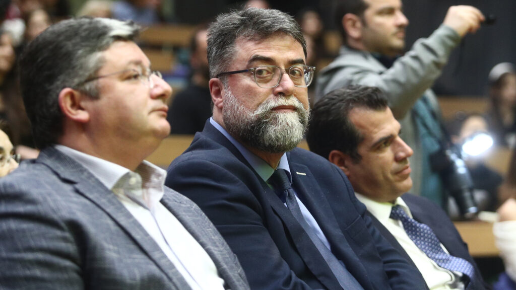 «Καρφιά» Οικονόμου κατά Κυρανάκη: «Ήταν θέση της κυβέρνησης η είσοδος των έμφορτων ταξί στις λεωφορειολωρίδες»