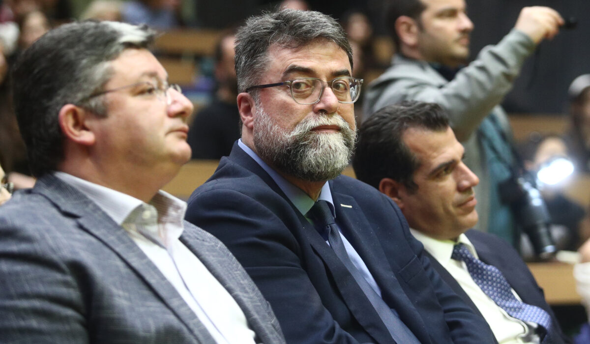 «Καρφιά» Οικονόμου κατά Κυρανάκη: «Ήταν θέση της κυβέρνησης η είσοδος των έμφορτων ταξί στις λεωφορειολωρίδες»