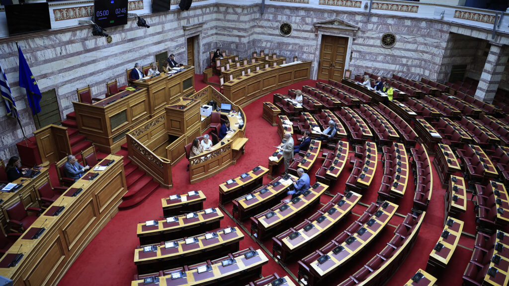 Βουλή: Καταιγισμός «πυρών» κατά της κυβέρνησης από την αντιπολίτευση για την πρόταση της ΝΔ για Καραμανλή
