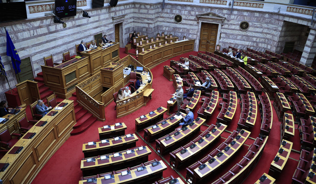 Βουλή: Καταιγισμός «πυρών» κατά της κυβέρνησης από την αντιπολίτευση για την πρόταση της ΝΔ για Καραμανλή