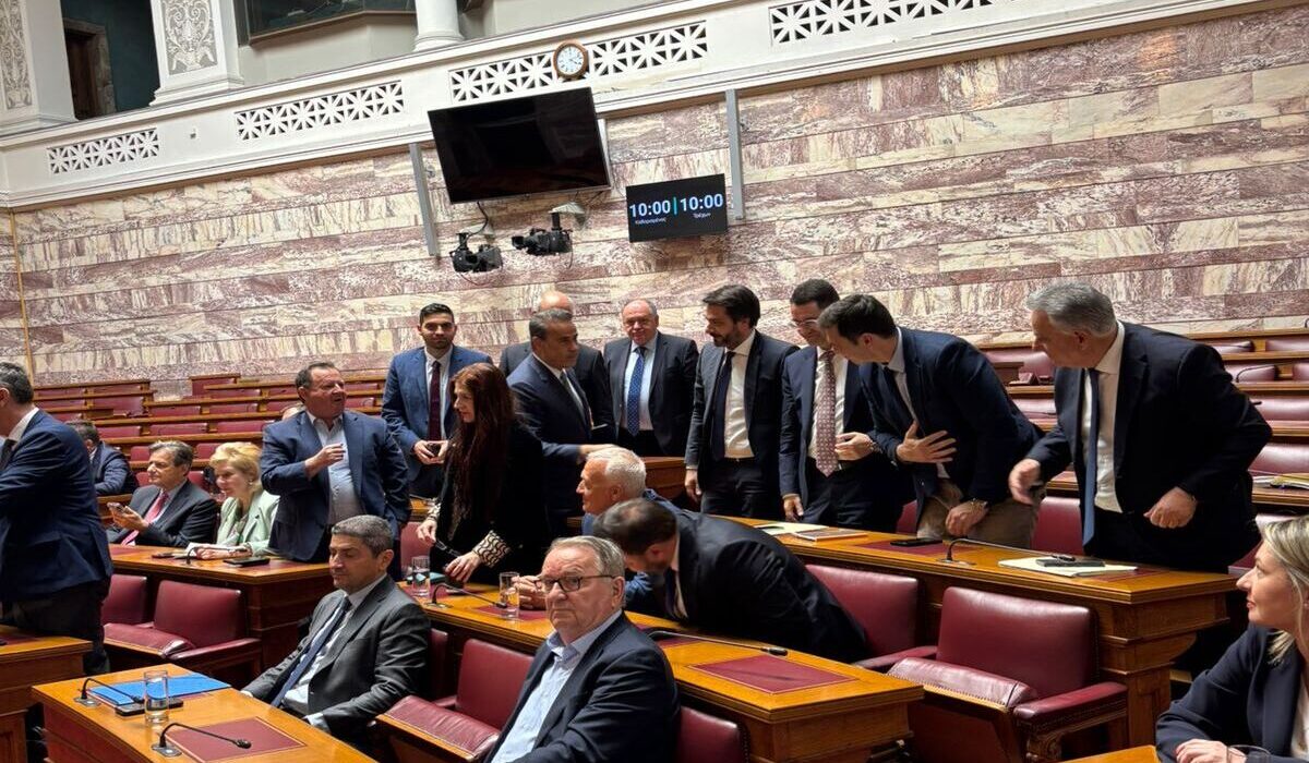 «Μασάζ» Παπασταύρου στους γαλάζιους βουλευτές για τους οικισμούς