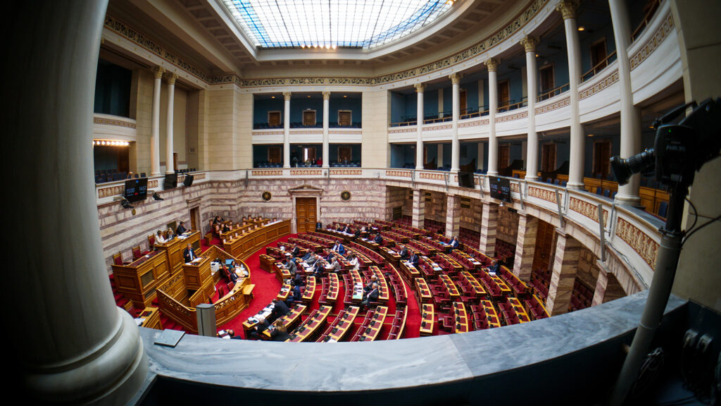 Κατατέθηκε τροπολογία που αίρει τους περιορισμούς συμμετοχής σε εταιρείες του εξωτερικού για συγγενείς πολιτικών