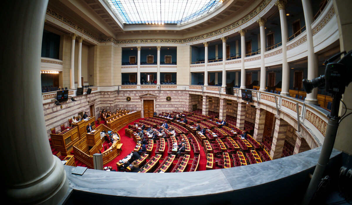 Κατατέθηκε τροπολογία που αίρει τους περιορισμούς συμμετοχής σε εταιρείες του εξωτερικού για συγγενείς πολιτικών