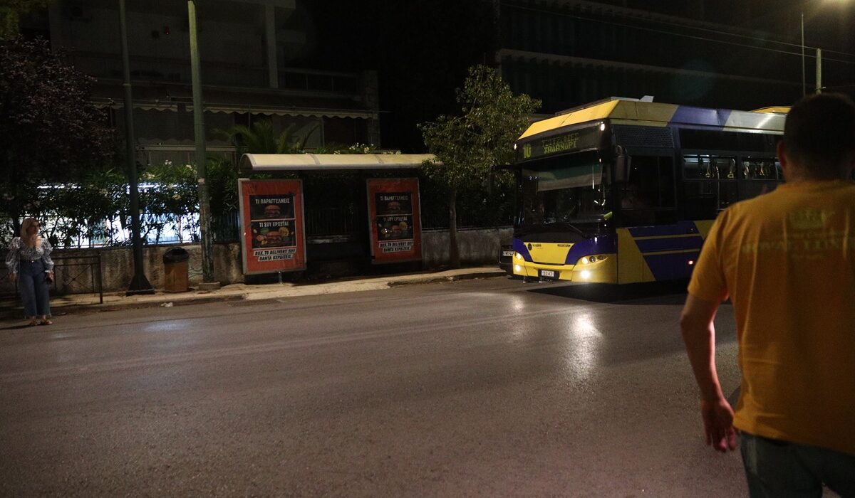 Χαλάνδρι: Αυτοκίνητο έπεσε σε στάση λεωφορείου – Παρέσυρε τρία άτομα